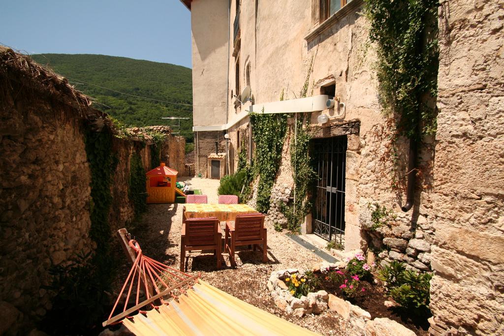 Sotto Il Castello Aparthotel Gagliano Aterno Exterior foto